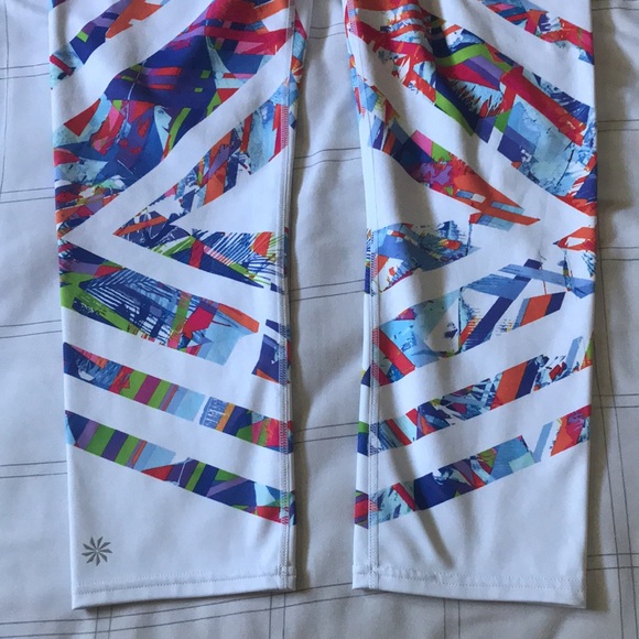 ATHLETA White Colorful Sonar Kaleidoscope Chevron Cropped Leggings Sz M - Picture 4 of 16